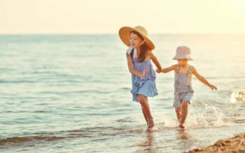 Kinder, die am Strand spielen.