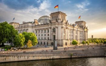 Der Reichstag und die Spree in Berlin