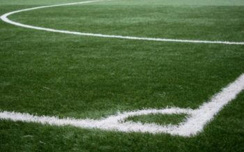 Der Rasen mit der typischen Markierung eines Fußballfeldes