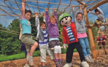 Glückliche Kinder auf dem Playmobil FunPark Zirndorf an einem Klettergerüst