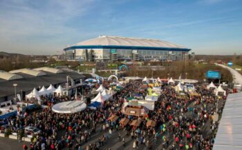 Die Halle auf Schalke umgestellt zu einer Biathlon-Arena