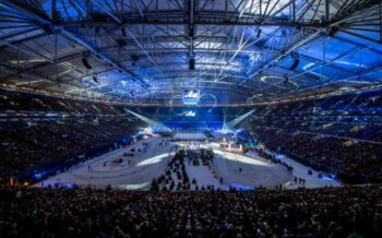 Die Halle auf Schalke umgestellt zu einer Biathlon-Arena