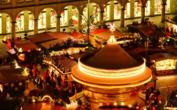 Der Weihnachtsmarkt in Dresden mit einem Karussel und schöner Beleuchtung