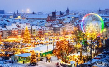 Der Weihnachtsmarkt in Erfurt mit einem Riesenrad und schöner Beleuchtung
