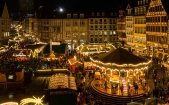 Der Frankfurter Weihnachtsmarkt mit schöner Beleuchtung.