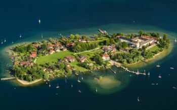 Eine Luftansicht der Fraueninsel im Chiemsee