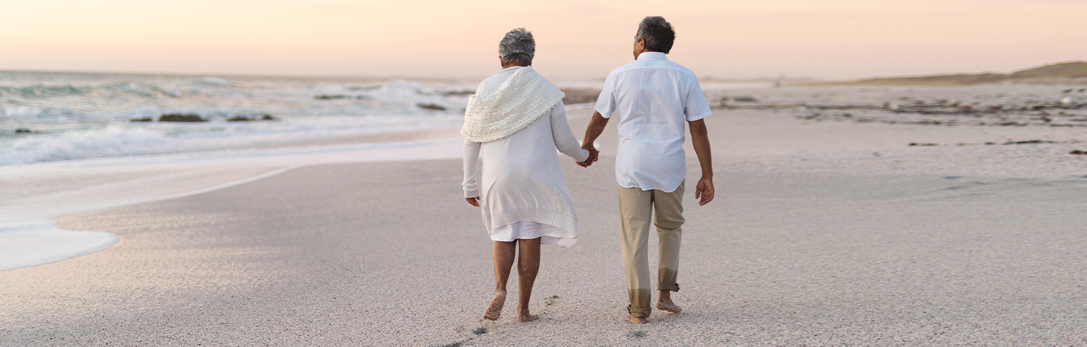 Ein älteres Ehepaar am Strand