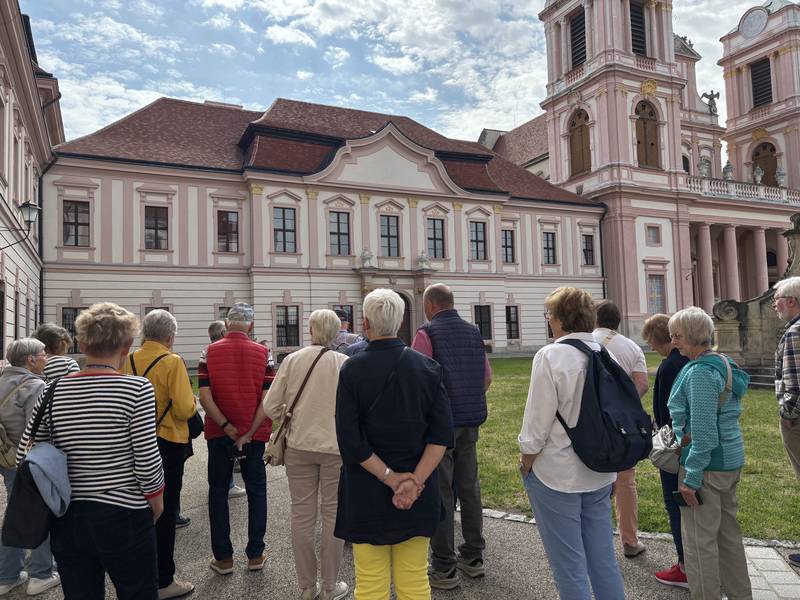 Reisegruppe vor dem Stift Göttweig