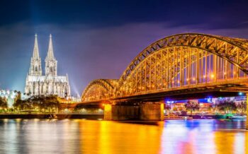 Köln und der Rhein am Abend, mit Beleuchtung