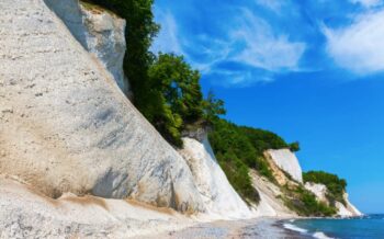 Eine Klippe bei der Insel Rügen und das Meer