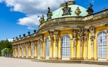 Seitlicher Blick auf das Schloss Sanssouci