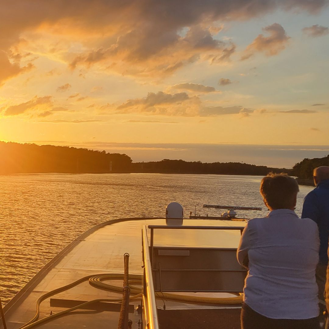 Sonnenuntergang auf dem Flusskreuzfahrtschiff