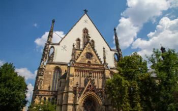 Es ist die Thomas Kirche in Leipzig zu sehen