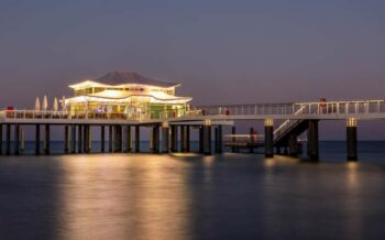 Beleuchteter Steg am Timmendorfer Strand an der Ostsee