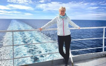 Reiseleiterin Angie Fricker auf einem Schiff