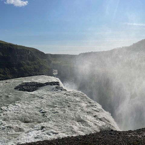 Der gewaltige Gullfoss-Wasserfall im Goldenen Kreis Islands, dessen Wassermassen in zwei Stufen in eine tiefe Schlucht stürzen