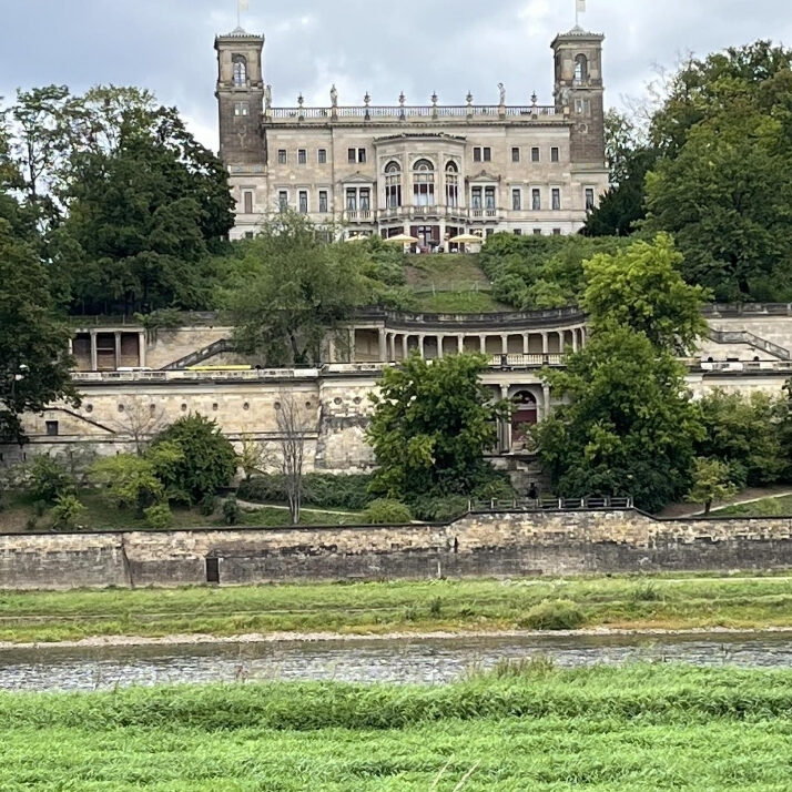 Schloss an der Elbe