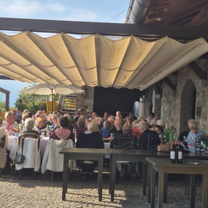 Reisegruppe beim Essen