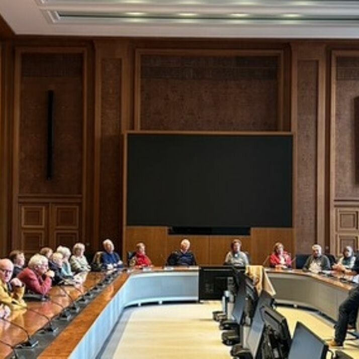 reisegruppe-politisches-gespäch