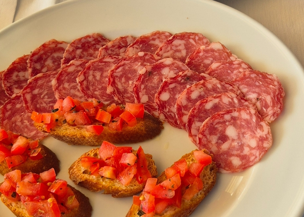 Bruschetta und Wurst als Vorspeise