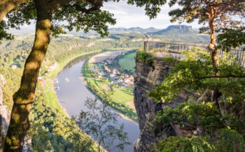 Elbsandsteingebirge mit Blick auf die Elbe