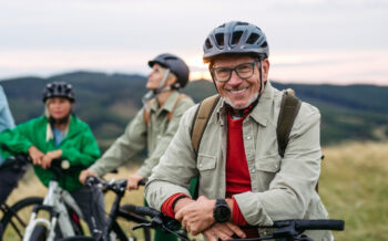 Mann während einer Fahrradtour
