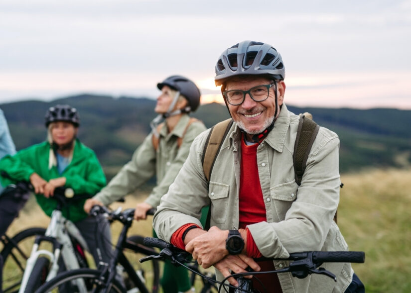 Mann während einer Fahrradtour