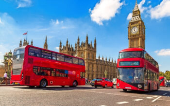 Big Ben, Westminster Bridge und rote Doppeldeckerbusse in London
