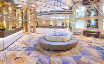 Lobby der MS Hamburg