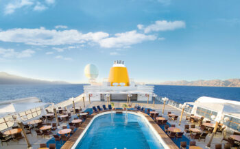 Pooldeck der MS Hamburg