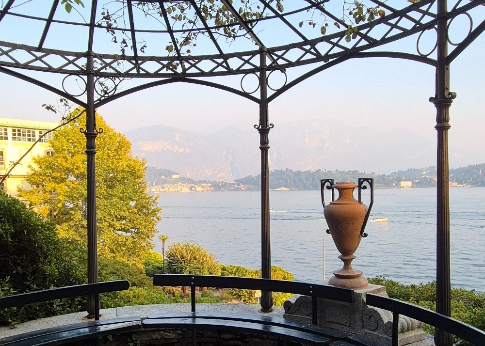 Pavillon mit Aussicht auf den Comer See