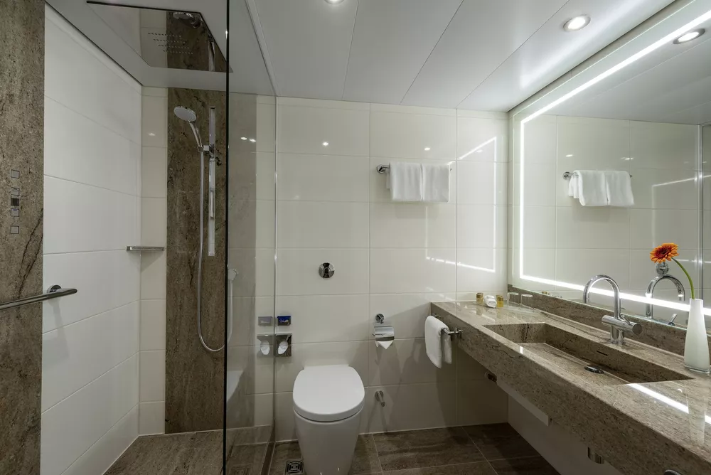Badezimmer im Maritim Hotel Bremen