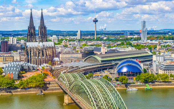 Luftaufnahme des Kölner Doms und der Hohenzollernbrücke