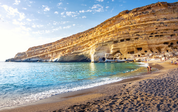 Strand mit Höhlen in den Felsen: das Hippiedorf Matala auf der griechischen Insel Kreta