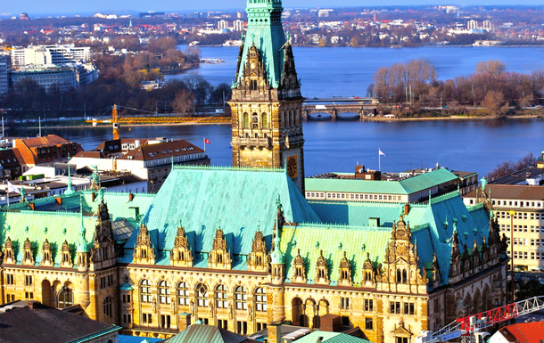 Blick über das Rathaus auf die Binnen- und Außenalster von Hamburg, Deutschland