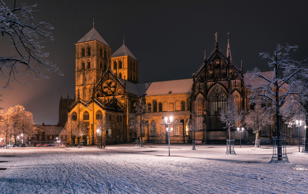 St.-Paulus-Dom vom Domplatz aus im Winter