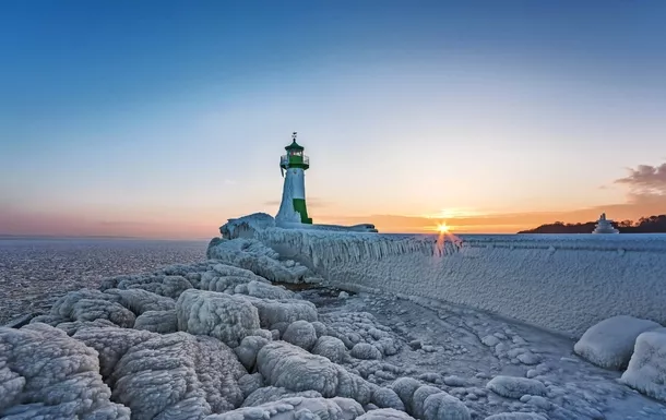 Winter auf der Insel Rügen, Leuchtturm Hafen Sassnitz