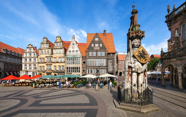 historischer Marktplatz in Bremen mit der Roland Statue, Deutschland