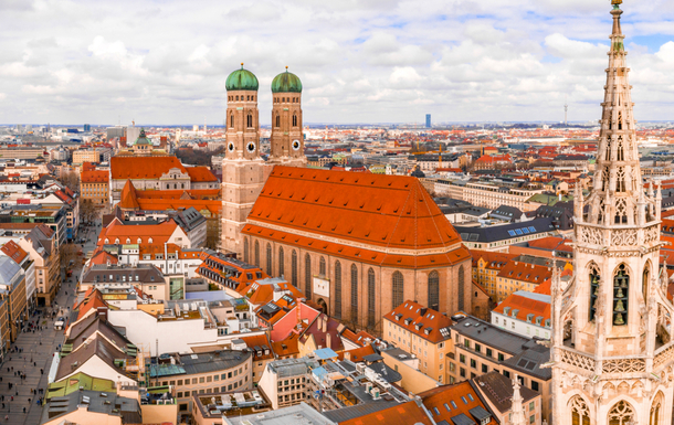 Luftbild der Frauenkirche in München, Deutschland