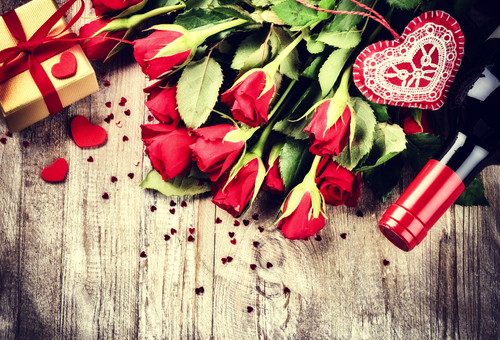 Valentinsgruß mit Blumenstrauß der roten Rosen