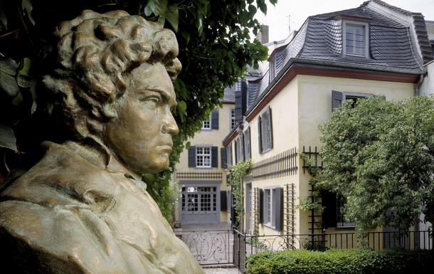 Beethoven Haus Bonn Garten mit Buste 