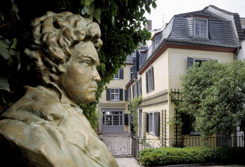 Beethoven Haus Bonn Garten mit Buste 