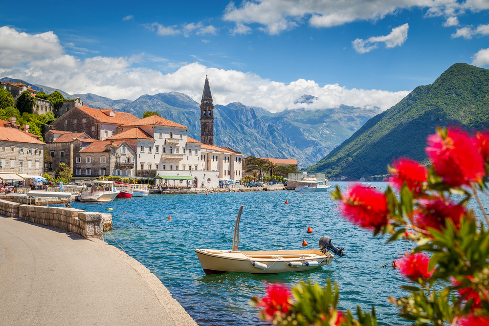 Perast in der Bucht von Kotor im Sommer, Montenegro