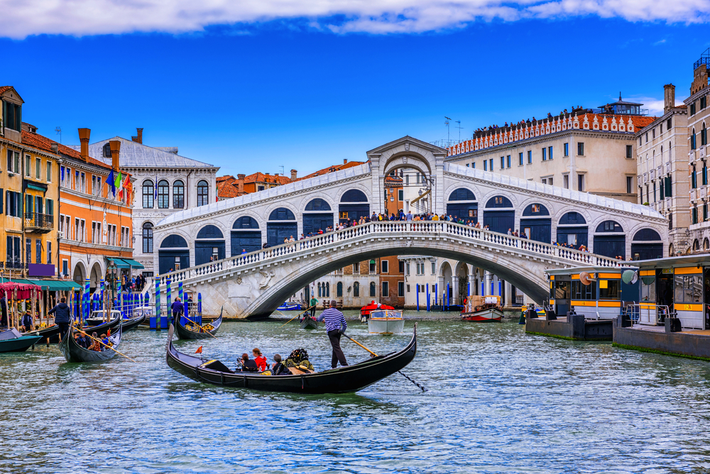 Rialtobrücke und Canal Grande in Venedig