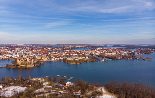 Luftbild von Schwerin im Winter