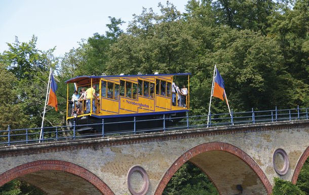 Die Nerobergbahn fährt zum Wiesbadener Hausberg und wieder zur Talstation 
