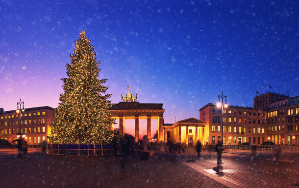 Weihnachtsbaum am Brandenburger Tor in Berlin, Deutschland