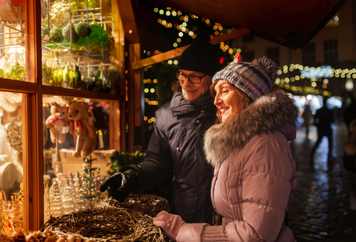 älteres Paar auf dem Weihnachtsmarkt