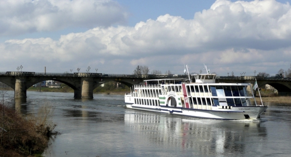 DRESDEN - Glitzer, Glamour & Genuss auf Ihrem Salonschiff zu Silvester 2022 / 2023!