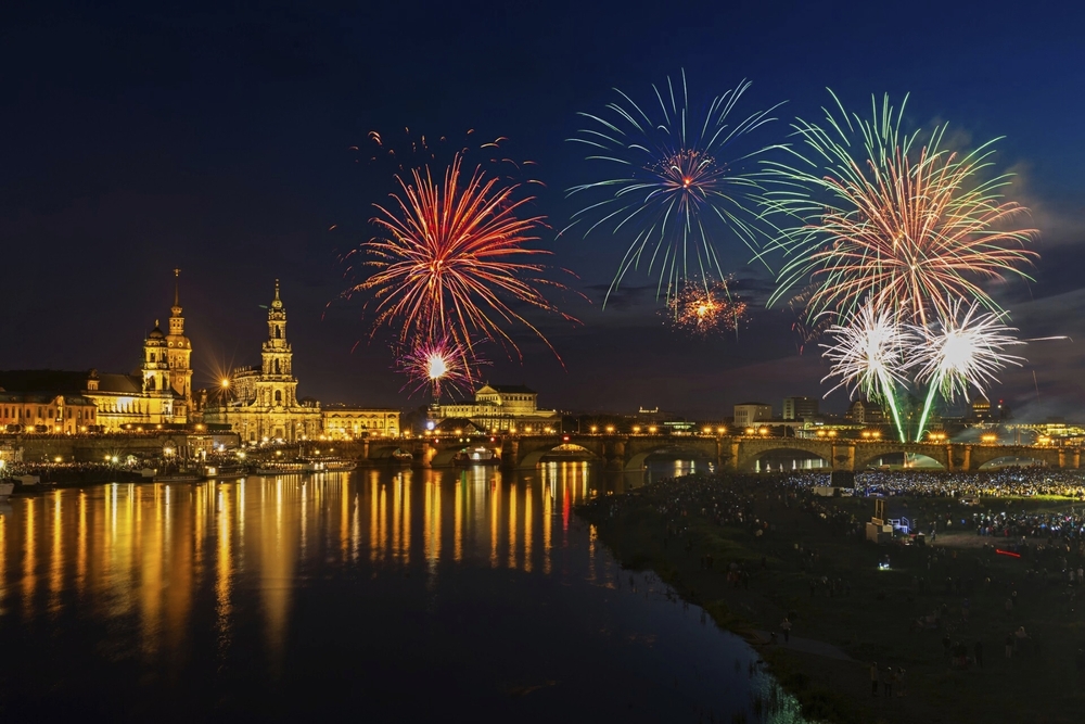 DRESDEN - Glitzer, Glamour & Genuss auf Ihrem Salonschiff zu Silvester 2022 / 2023!